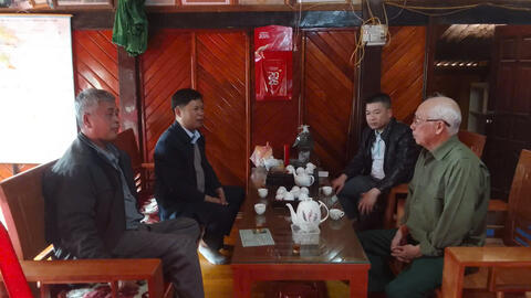 Đoàn công tác do đồng chí Vũ Quang Hiển - Chủ tịch UBND xã thăm, tặng quà các hộ gia đình chính sách, người có công trên địa bàn xã