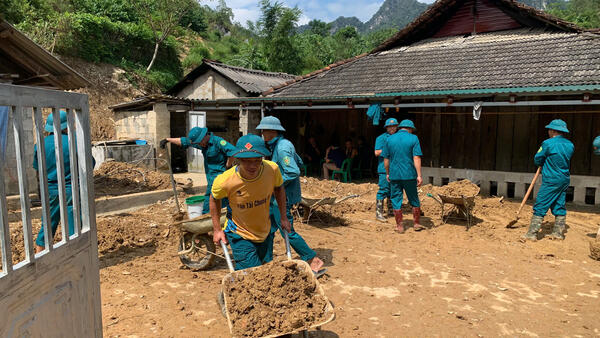 LỰC LƯỢNG BAN CHỈ HUY QUÂN SỰ XÃ VŨ LỄ CHUNG TAY GIÚP DÂN SAU BÃO