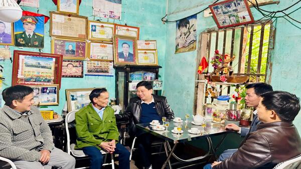 Đoàn công tác số 1 xã Vũ Lễ thăm, tặng quà Tết các hộ gia đình người có công